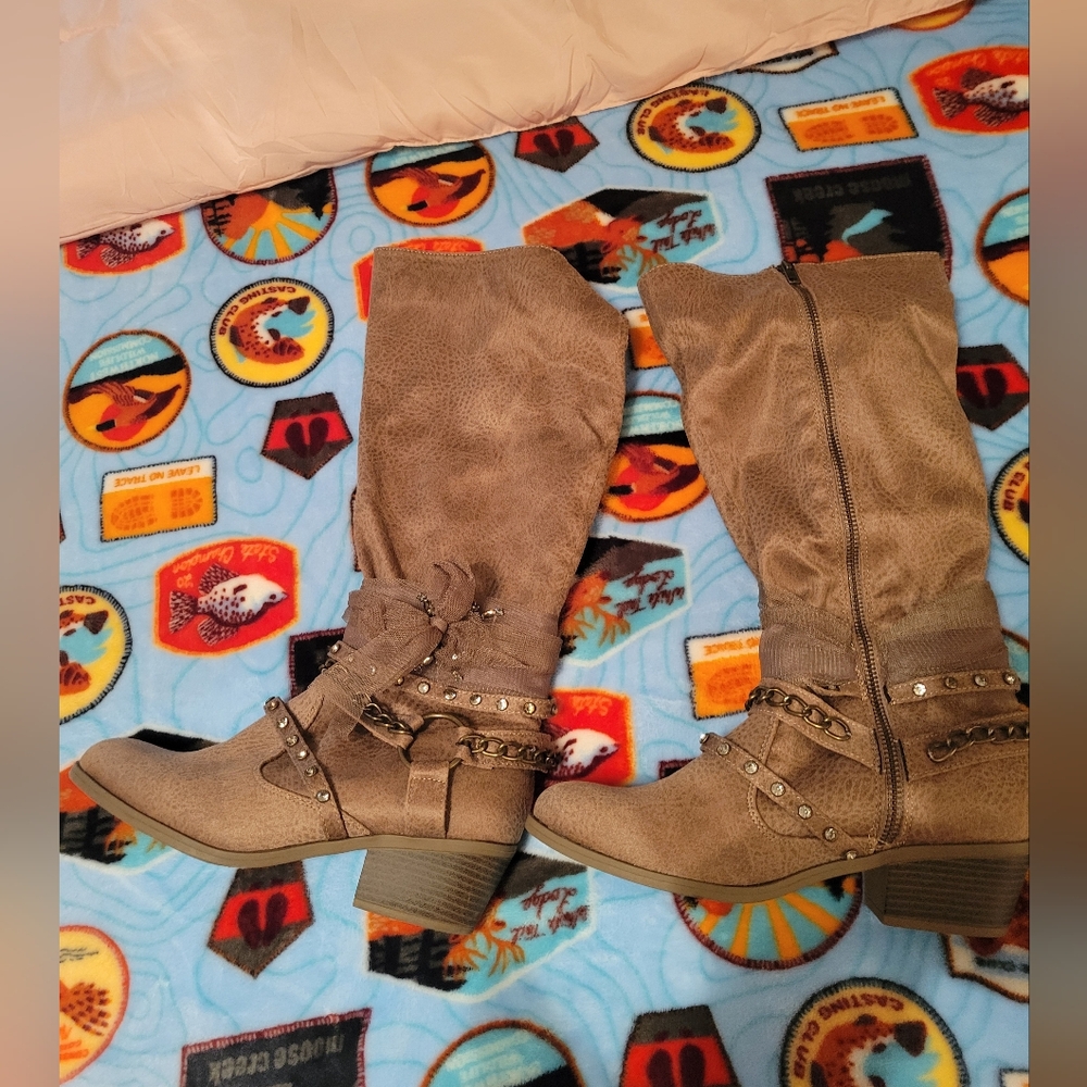 Stylish Venus Tan Tall Boots with Chain and lace Detail - Picture 3 of 6